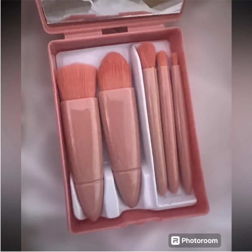 Travel Makeup Brush Set In Mirrored Compact Case, 5 Brush Mini Travel Set